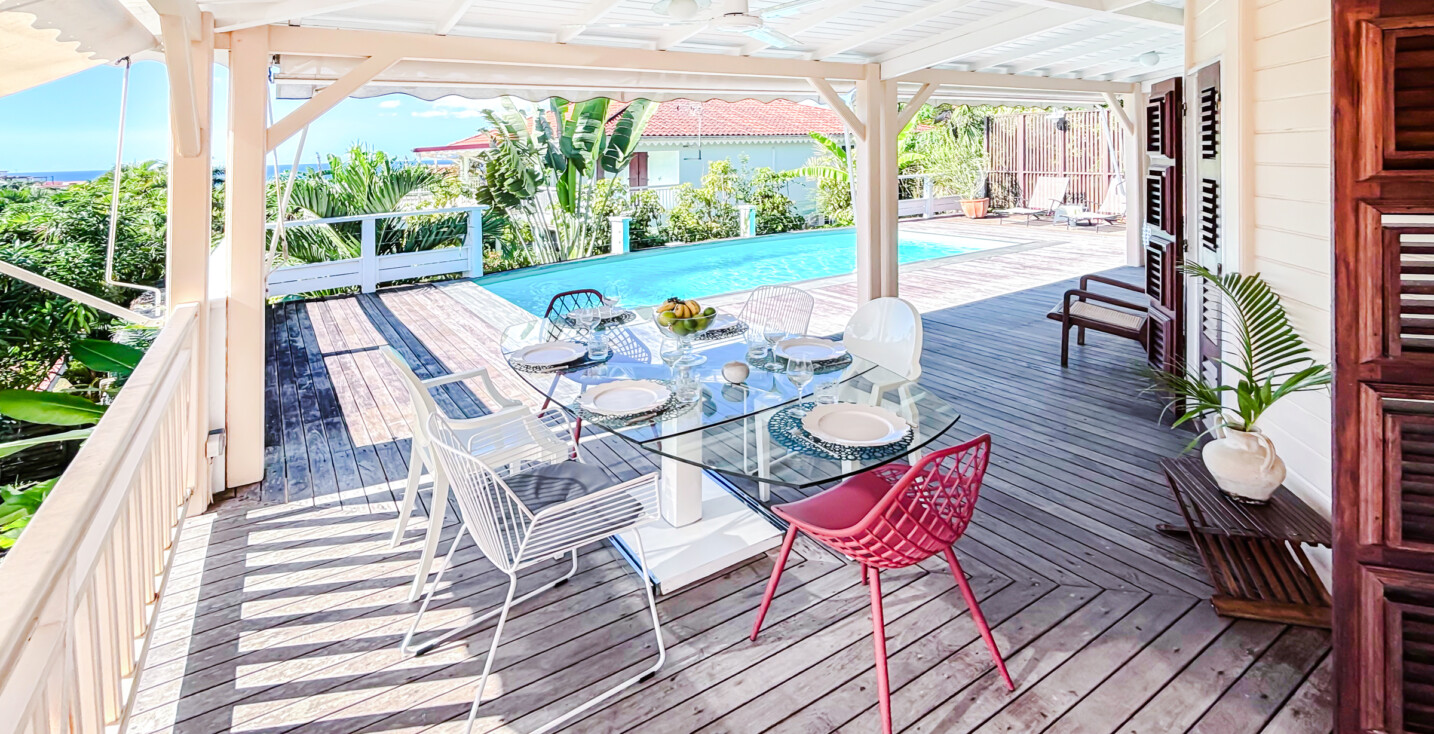 Maison Youka coin repas terrasse